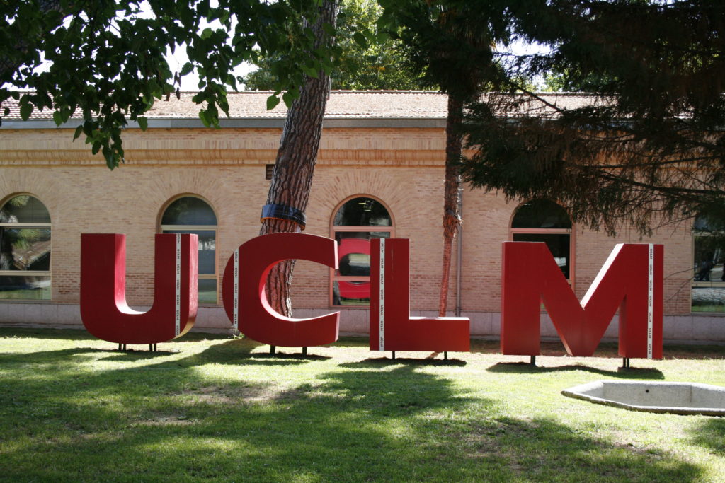 La contribución socioeconómica de la Universidad de Castilla-La Mancha: efectos sobre el desarrollo territorial y el cambio de modelo productivo La contribución socioeconómica de la Universidad de Castilla-La Mancha: efectos sobre el desarrollo territorial y el cambio de modelo productivo